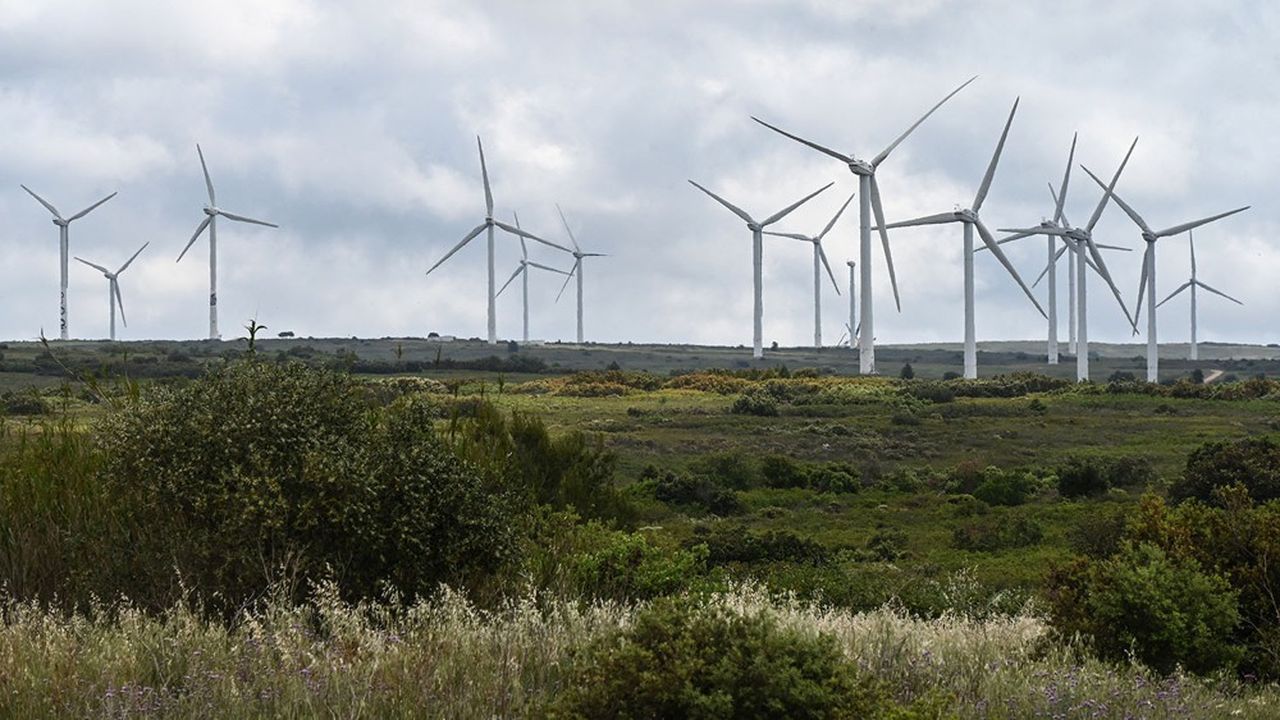 En France, il manquerait 60 % de capacités de production dans l'éolien et le solaire pour atteindre l'objectif de neutralité carbone d'ici à 2030.