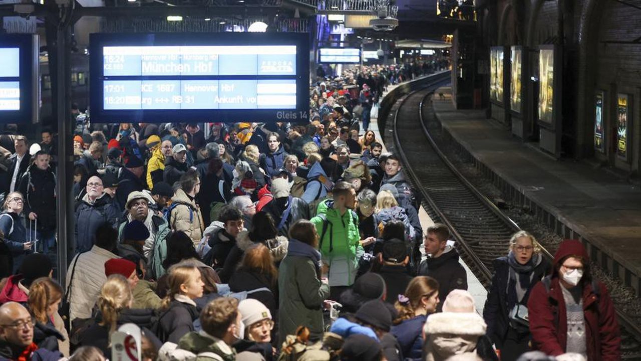 Des voyageurs allemands attendant un train, dans la gare de Hambourg, fin décembre.