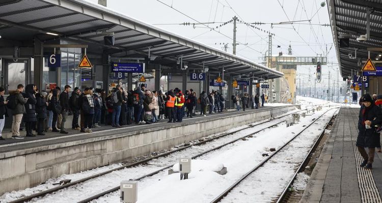 Passagers attendant un train dans la région de Munich.