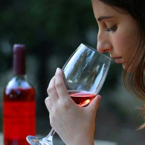 Les jeunes âgés de 18 à 25 ans représentent 44 % des consommateurs de vins sans alcool ou très faiblement alcoolisés.
