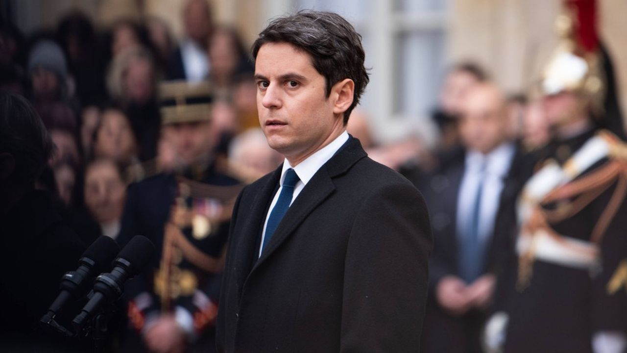 Gabriel Attal, nouveau Premier ministre, lors de la passation de pouvoir avec Elisabeth Borne, à l'Hôtel de Matignon, mardi 9 janvier 2024.