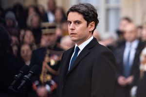 Gabriel Attal, nouveau Premier ministre, lors de la passation de pouvoir avec Elisabeth Borne, à l'Hôtel de Matignon, mardi 9 janvier 2024.