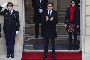 Le nouveau Premier ministre Gabriel Attal applaudit la sortie de sa prédécesseure Elisabeth Borne sur le perron de Matignon, ce mardi 9 janvier.