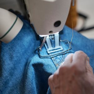Atelier Tuffery, dont les jeans sont fabriqués dans les Cévennes, fait une longue prise de parole pour dire « non aux soldes ».