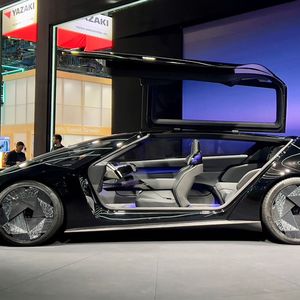Son nouveau concept baptisé « Saloon » offre un design extrêmement sportif et élancé, évoquant les courbes d'un Shinkansen ou celles des Lamborghini Countach.