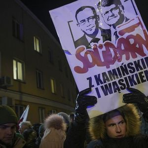 Manifestation de soutien aux anciens députés du PiS arrêtés, à Varsovie mardi. L'affrontement entre les « deux Pologne » semble parti pour durer.