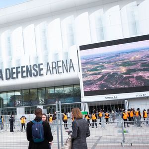 Plusieurs milliers de salariés du Crédit Mutuel Alliance Fédérale se sont réunis mercredi à Paris La Défense Arena.
