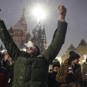 La population se rassemble sur la place Rouge près de la cathédrale Saint-Basile, à droite, et de la tour Spasskaya, à gauche, en arrière-plan, pour célébrer la nouvelle année à Moscou, le lundi 1er janvier 2024.