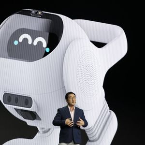 Baptisé Smart Home AI Agent, le petit robot mignon de LG peut reconnaître son propriétaire et deviner ses émotions. Ce qui lui permet de donner des conseils.
