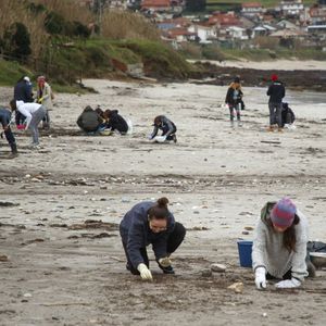 A Pontevedra, les groupes de volontaires se relaient pour retirer laborieusement à la main les microbilles de plastique échouées sur la plage.