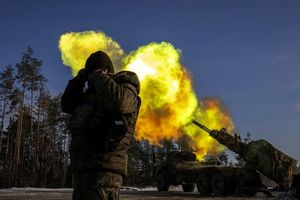 Un obusier ukrainien tire sur des positions russes dans le Donbass, où le rapport est très favorable à l'artillerie russe. On constate néanmoins une baisse de l'intensité des tirs depuis quelques jours.