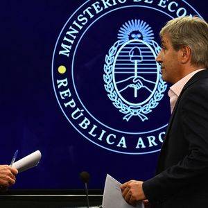Le ministre de l'Economie, Luis Caputo, et le président de la Banque centrale d'Argentine, Santiago Bausili, mercredi lors de l'annonce de l'accord entre l'Argentine et le FMI.
