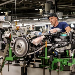 Un salarié de l'usine Stellantis de Sochaux travaillant sur la chaîne de production de la voiture électrique Peugeot e-3008.