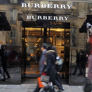 Boutique Burberry rue du Faubourg St-Honoré à Paris.