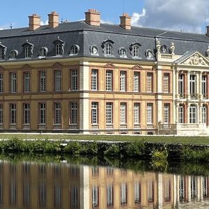 Plus de 200 portes et fenêtres du château de Dampierre, dans les Yvelines, ont été isolées. Il faut maintenant refaire le réseau électrique, moderniser le système de chauffage ou encore restaurer les décors.