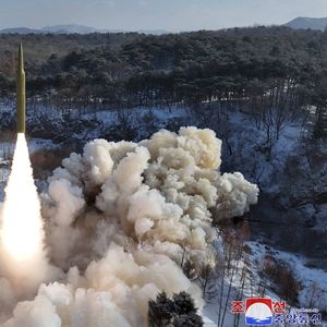 Ce missile à combustible solide était « chargé d'une ogive hypersonique et manoeuvrable », selon l'agence de presse d'Etat nord-coréenne KCNA.