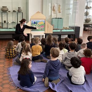 Une session de « quart d'heure lecture » au sein du musée archéologique de Strasbourg.