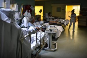 Signe des tensions du système de santé, des patients attendent sur des brancards aux urgences d'un hôpital public.