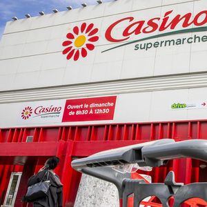 La reprise du groupe Casino doit être finalisée en mars, à l'issue notamment de la cession à Intermarché et Auchan des magasins de grande taille.
