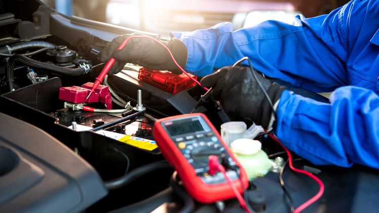 Pour pouvoir réaliser l'entretien des voitures électriques, les garagistes doivent investir notamment dans des équipements adéquats, comme des gants et des outils isolants, des valises de diagnostics, etc.