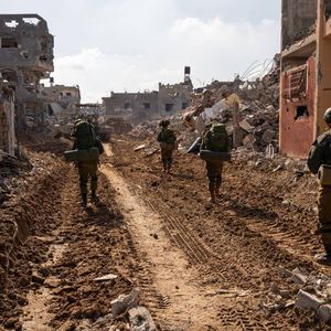 Des troupes israéliennes interviennent dans la bande de Gaza, le 14 janvier 2024.