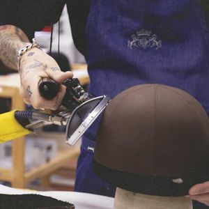 Toutes les étapes de fabrication se font à la main comme ici le « bichonnage » d'une casquette en cuir.