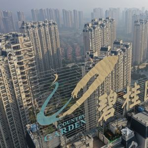 Vue aérienne d'un projet résidentiel développé par Country Garden, dans la brume de la ville de Zhenjiang, dans la province de Jiangsu, à l'Est de la Chine.