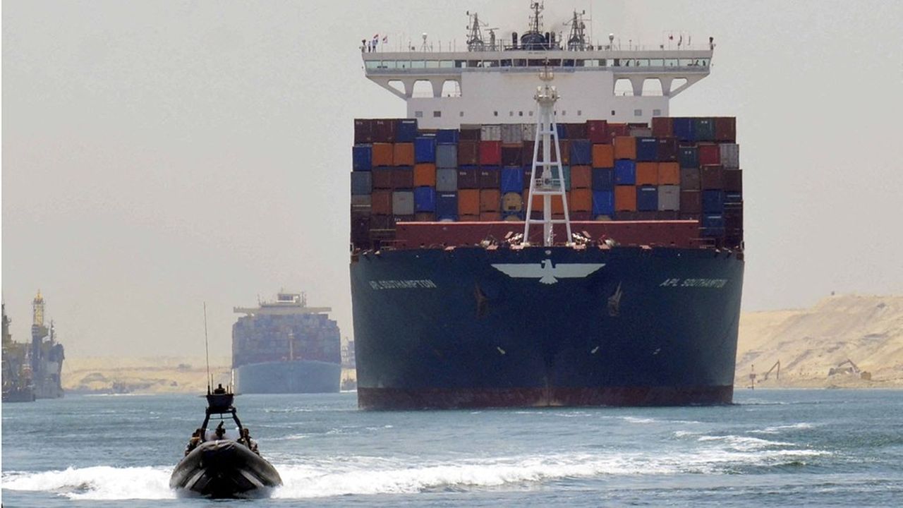 Environ 12 % du commerce mondial transite habituellement par le canal de Suez.