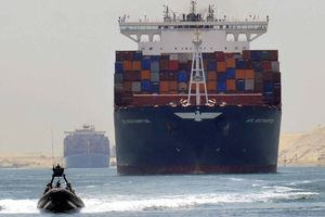 Environ 12 % du commerce mondial transite habituellement par le canal de Suez.