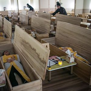 Dans un pays fortement frappé par les suicide, le Hyowon Healing Center de Séoul, organise de fausses cérémonies de funérailles où les participants se couchent dans leurs propres cercueils, tandis que l'Envoyé de l'autre monde ferme les couvercles.