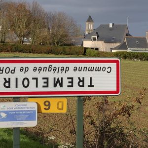 Des milliers de panneaux signalétiques d'entrée de communes ont été retournés partout en France, traduisant une action de la FNSEA et des Jeunes Agriculteurs pour contester la politique agricole gouvernementale.Ici à Tréméloir, dans les Côtes-d'Armor.