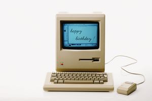 Le premier Macintosh 128K, avec son écran à affichage noir et blanc, sorti en janvier 1984.