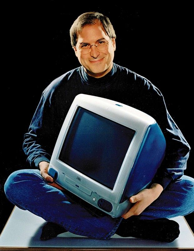 Steve Jobs en 1998 avec l'iMac, le successeur du Macintosh qui relancera Apple.