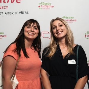 Marion Colla (à gauche) et Jamie Gaudiez (à droite) ont reçu le Prix Audace 2023 du réseau Initiative.