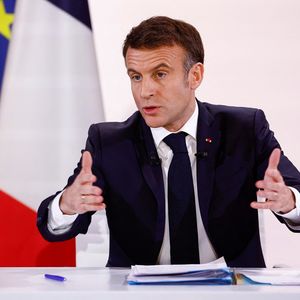 Emmanuel Macron dit vouloir s'attaquer aux « complexités qui protègent des rentes, des situations établies ».