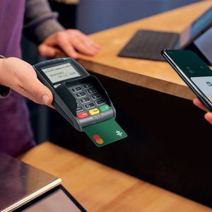 L'application Serenipay est associée à la carte bancaire et permet d'oraliser les différentes étapes du paiement par carte.