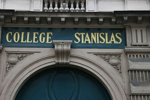 L'école privée Stanislas est accusée de ne pas respecter la loi, en rendant obligatoire la participation à des cours de catéchisme.