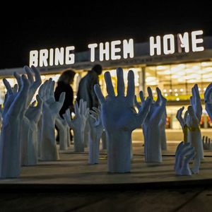 Une oeuvre d'art demandant le retour des otages israéliens détenus par le Hamas, à l'Auditorium Charles Bronfman à Tel Aviv, le 16 janvier 2024.