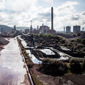 Tata Steel, filiale du groupe indien Tata, doit officialiser ce vendredi la fermeture de ses deux fours de Port Tablot, au Pays de Galles.