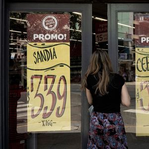 L'indice des prix de gros a grimpé de 54 % en décembre, promettant de nouvelles hausses de prix pour les consommateurs argentins.