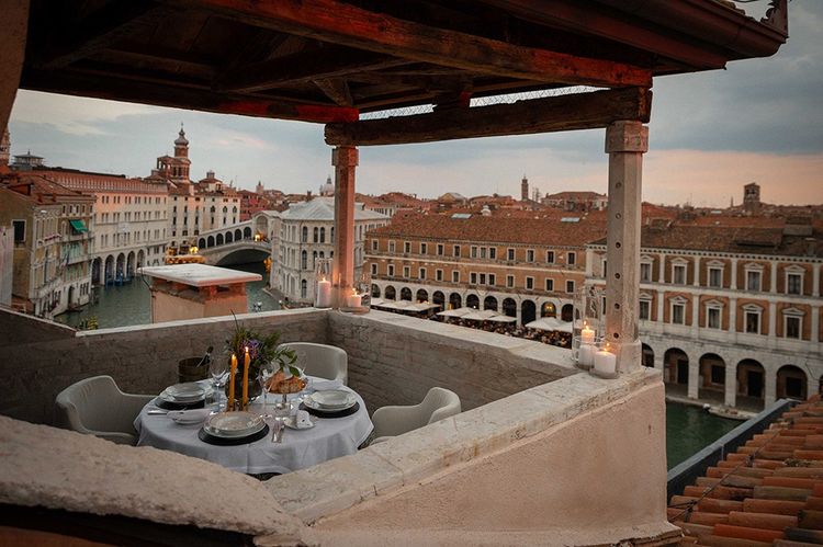 La terrasse privée d'une chambre, avec vue sur le pont du Rialto.