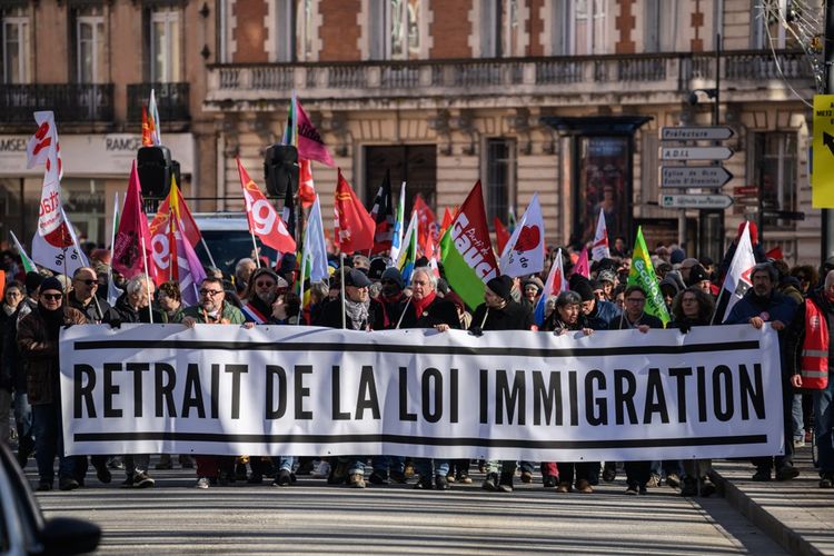 Entre 3.000 et 4.000 manifestants, selon les organisateurs, ont défilé aujourd'hui à Toulouse contre la loi sur l'immigration.