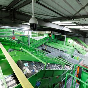 La mise en service des centres de surtri, comme celui de Ruffey-lès-Beaune, est le préalable à un recyclage de plastiques en boucle fermée. Il est ainsi question de produire des pots de yaourt à partir de la matière issue du recyclage d'anciens pots de yaourt à horizon 2024-2025.