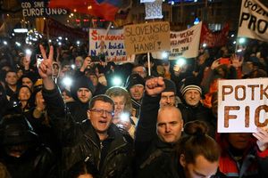 Manifestation contre Robert Fico à Bratislava, jeudi. Les réformes judiciaires du Premier ministre suscitent la controverse.