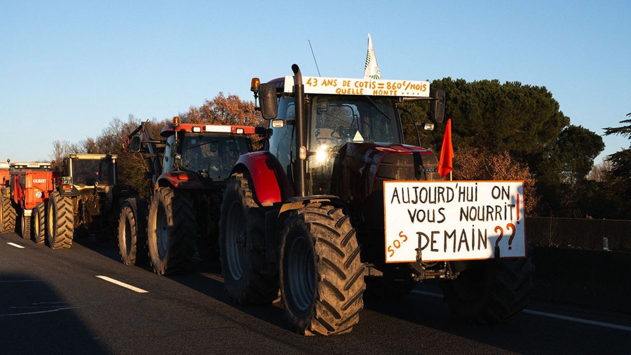 Rassemblement de tracteurs et blocages sur l'A64 à Carbonne (Haute-Garonne), ce week-end.