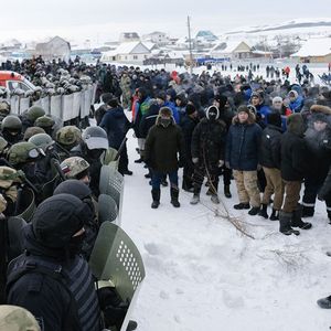 La police russe antiémeute disperse une manifestation dans la ville de Baïmak dans la région du Bachkortostan le 17 janvier 2024.