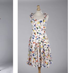 Deux modèles signés Jean-Charles de Castelbajac, tirés du dressing de l'artiste Irina Volokonskii (de gauche à droite) : manteau façon couverture d'internat (300-400 euros) et robe à l'imprimé façon Pollock (100-150 euros).