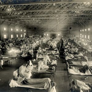 1024px-Emergency_hospital_during_Influenza_epidemic%2C_Camp_Funston%2C_Kansas_-_NCP_1603.jpg