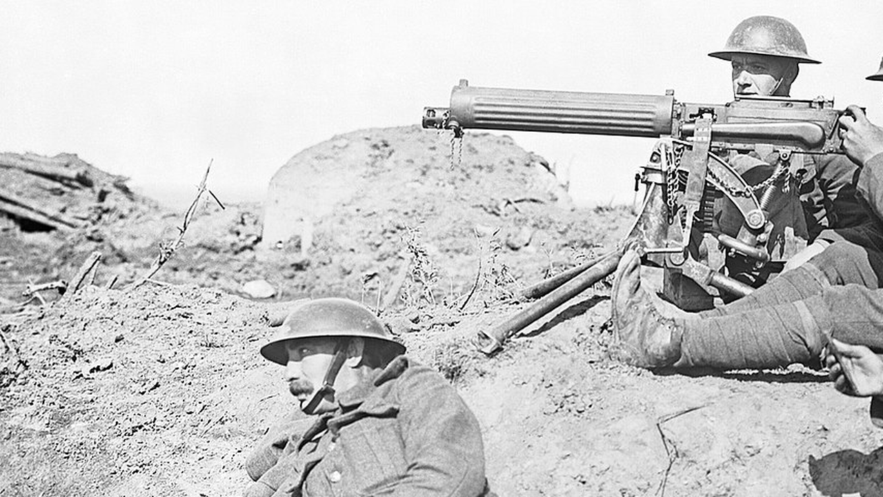 1200px-Vickers_machine_gun_in_the_Battle_of_Passchendaele_-_September_1917.png