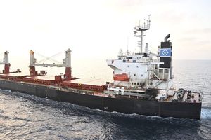Photographie fournie par la marine indienne montrant le cargo américain « Genco Picardy » attaqué le 18 janvier dernier par un drone des rebelles houthis dans le golfe d'Aden.